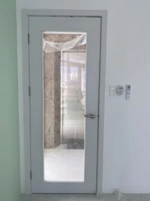 cửa gỗ màu trắng có ô kính