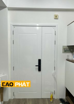 Cửa màu trắng khóa đen tạo điểm nhấn