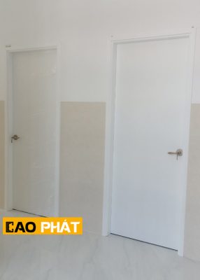 Cửa màu tráng giúp không gian rộng rãi hơn